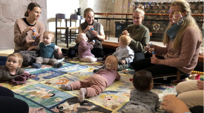 Babysalmesang i Egå Kirke: Et sanseligt rum til eftertanke